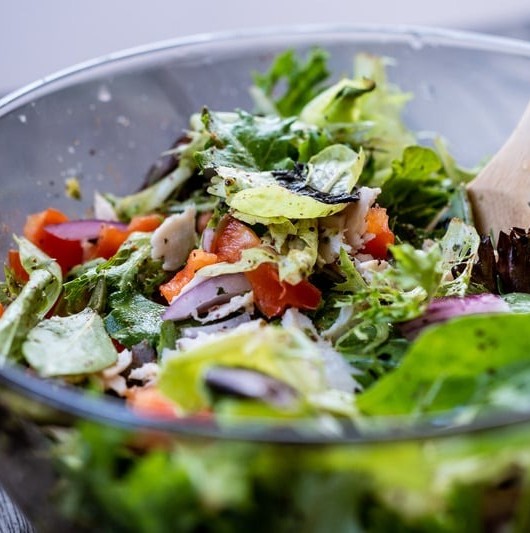 Ensalada fresca como ejemplo de alimentación saludable