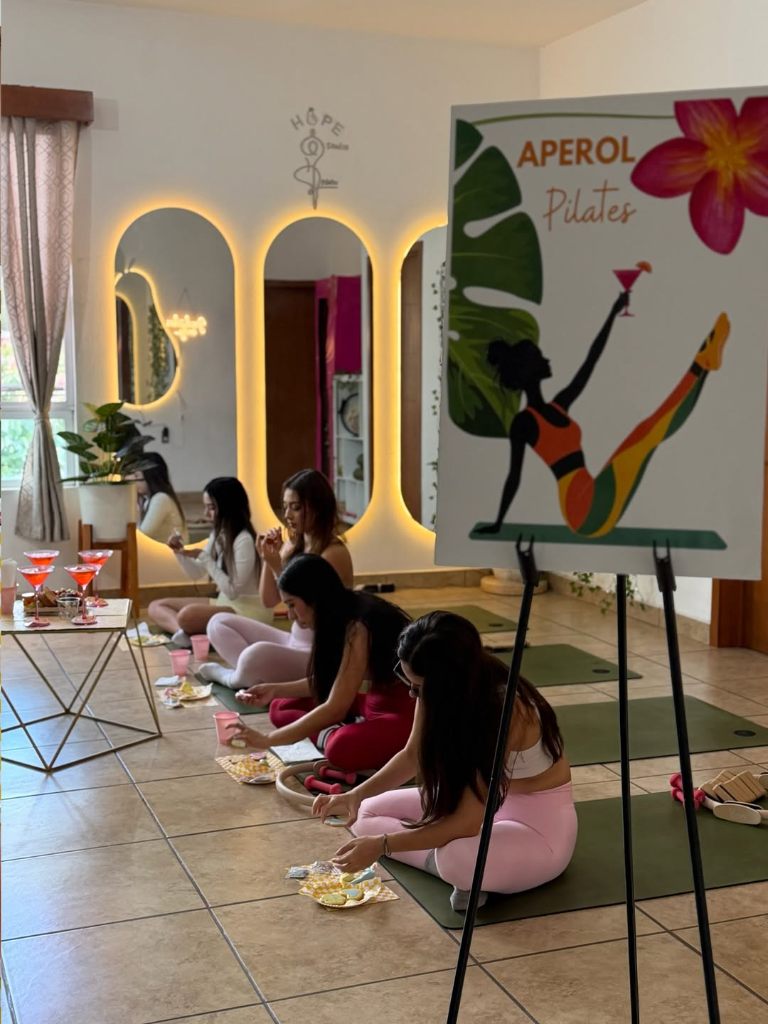 Participantes disfrutan de una clase temática de Pilates en HOPE Studio